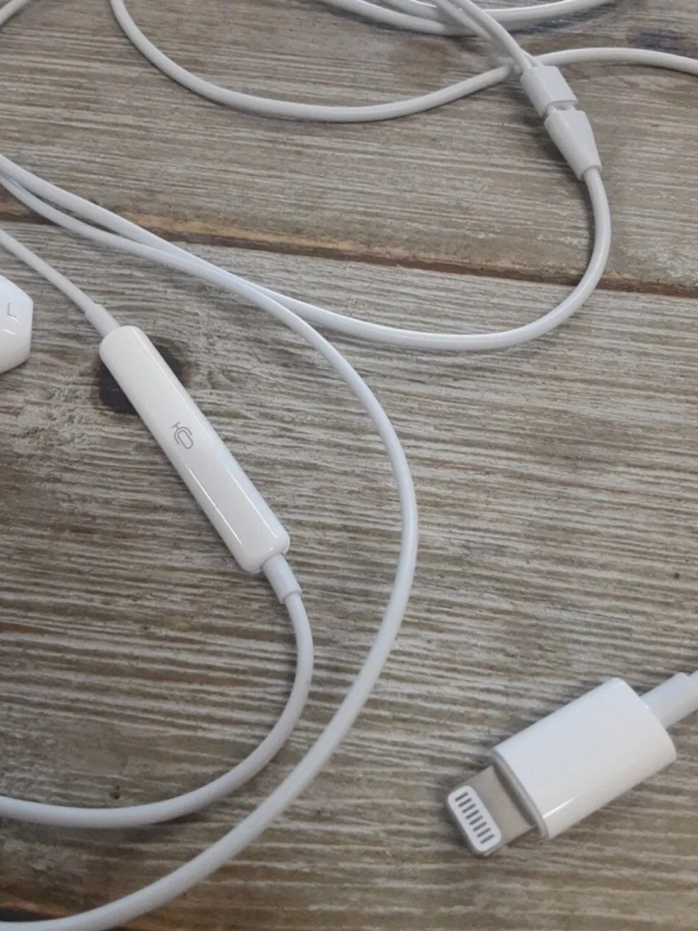 Apple earbuds lightning